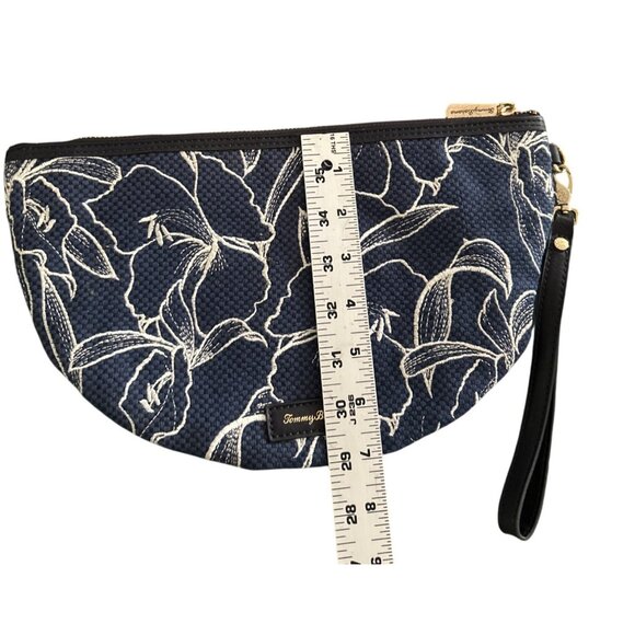 Tommy Bahama Navy & White Linen Blend Floral Embroidered Wristlet Clutch Bag - Picture 8 of 8
